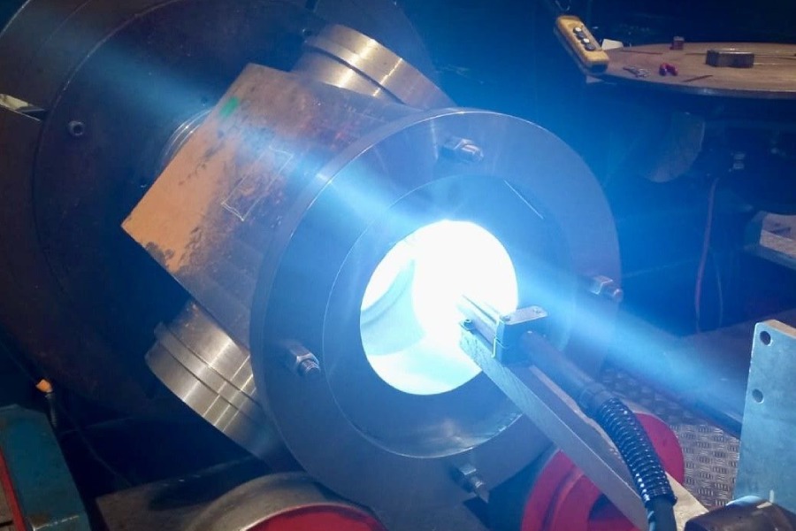 Proceso de soldadura automática aplicado sobre cuerpo de válvula de control  durante operación de mantenimiento correctivo en entorno industrial.

