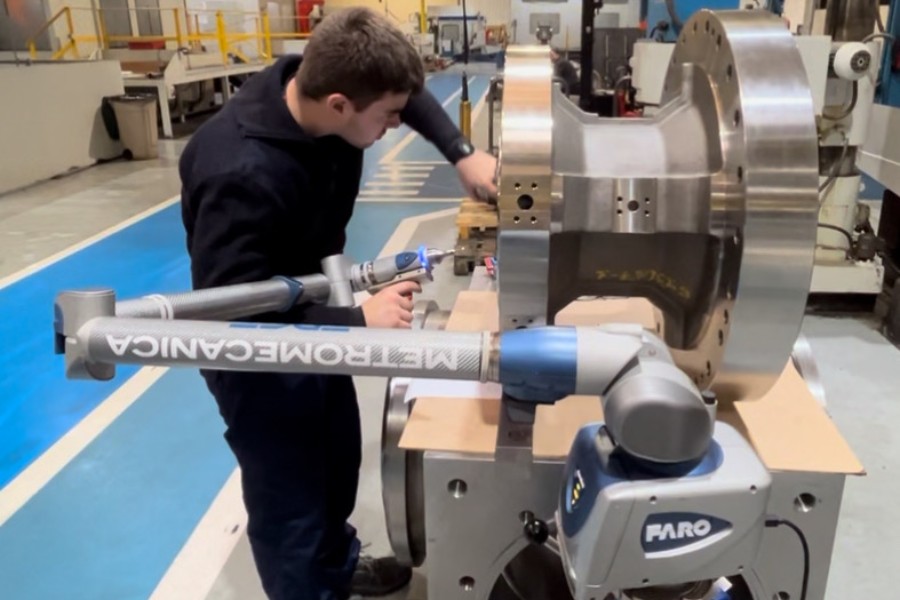Mantenimiento predictivo mecanizado con brazo de medición CNC en componente industrial