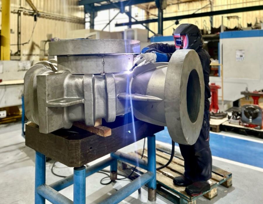 Técnico realizando soldadura en bomba industrial durante mantenimiento predictivo
