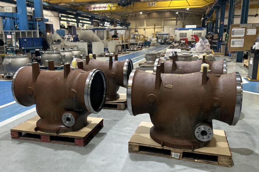 válvulas de gran tamaño listas para ser mecanizadas en planta industrial.