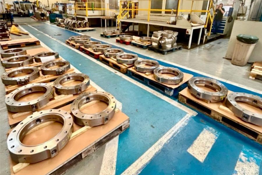 Componentes mecanizados alineados en planta para inspección final.