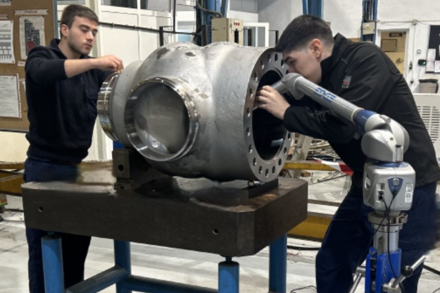 Control dimensional de válvula industrial con brazo de medición portátil en planta