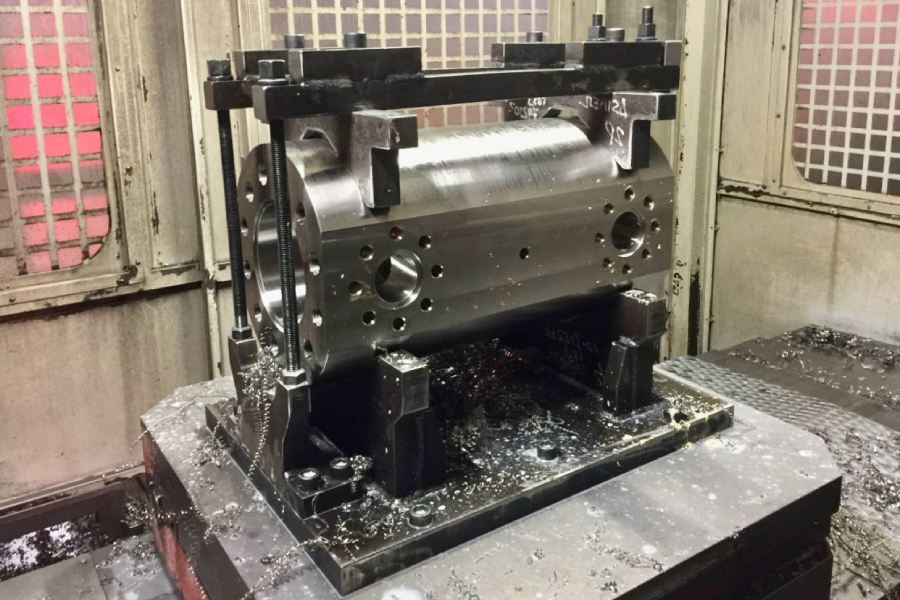 Componente industrial fijado para mecanizado CNC por arranque de viruta en centro de mecanizado.