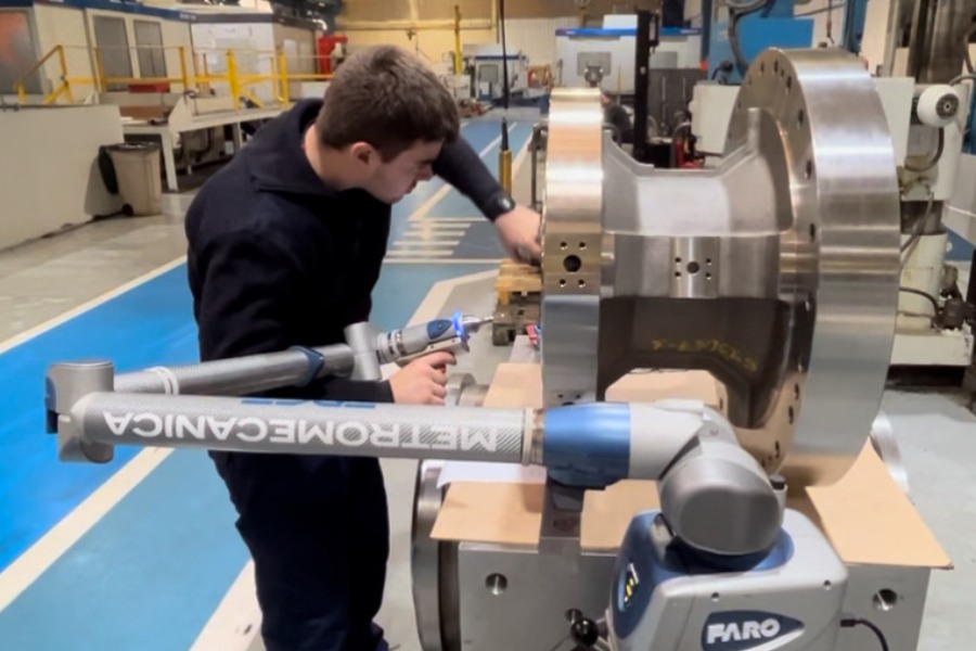 Machining company technician in Bilbao performing dimensional control with FARO measuring arm in advanced metrology room
