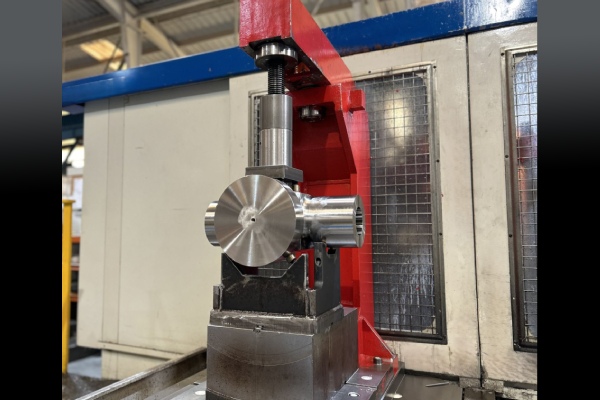 Mecanizado para la industria petroquímica: cuerpo de válvula de compuerta DN125 CL900 BW en A316L sujetado en un accesorio para premecanizado CNC