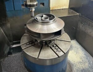Impulsor de bomba centrífuga de gran diámetro fijado en torno vertical para su mecanizado CNC en Asimer Group