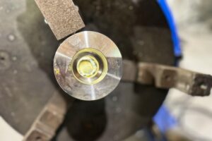 Detalle de superficie de asiento mecanizada en un cuerpo de válvula industrial en Asimer Group