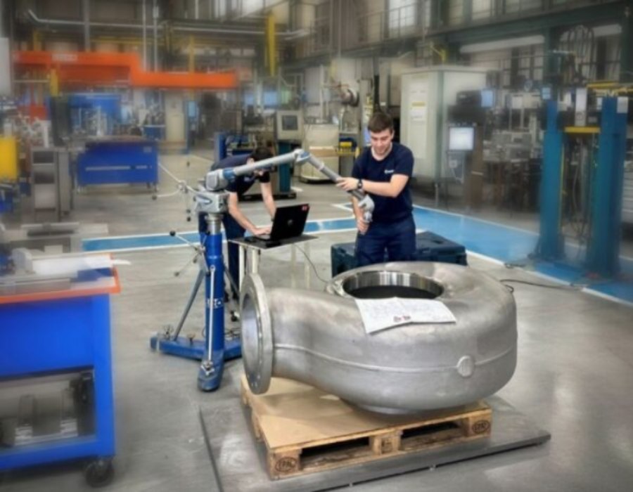 Asimer Group technicians measuring a centrifugal pump casing with a 3D measuring arm to reduce dimensional measurement errors.