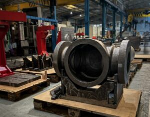 Mecanizado de válvulas de grandes dimensiones en Asimer Group con cuerpo de válvula industrial de gran formato preparado para su mecanizado