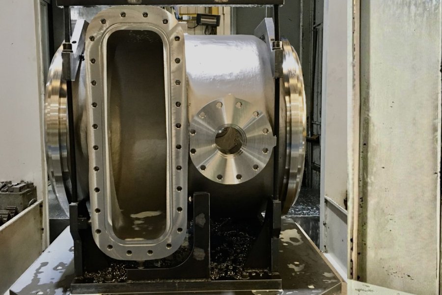 Mecanizado de válvulas de grandes dimensiones con superficies funcionales mecanizadas en cuerpo de válvula industrial