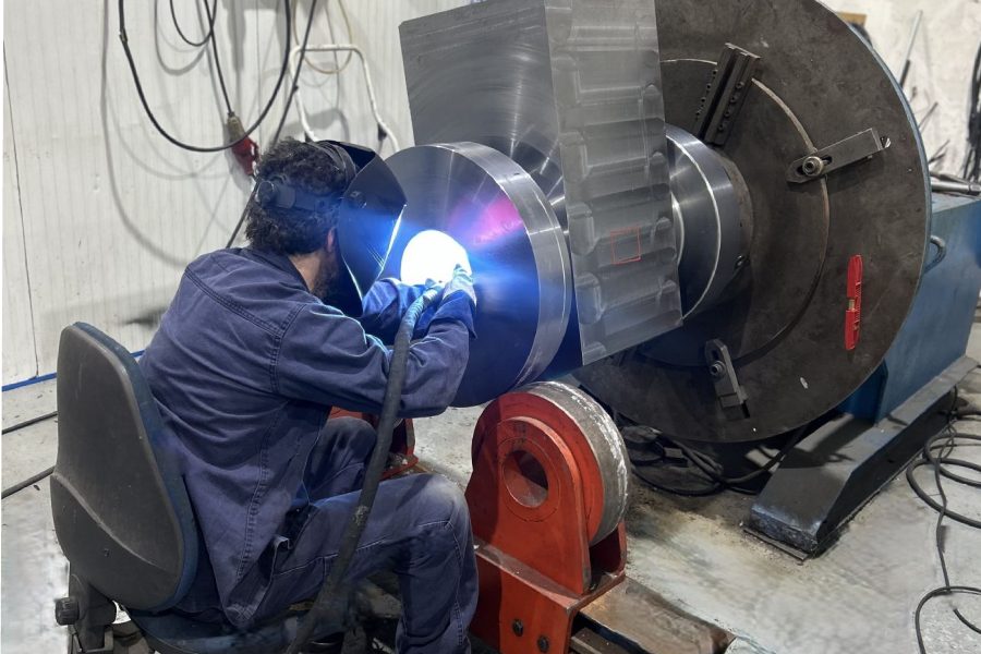 Proceso de soldadura en componente industrial crítico