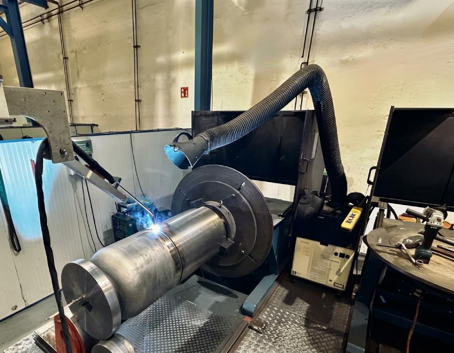 Proceso de soldadura MIG automatizada en un componente industrial