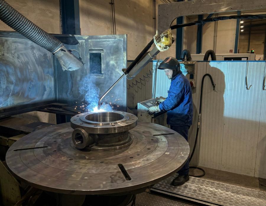Proceso de soldadura MIG automatizada en componente industrial
