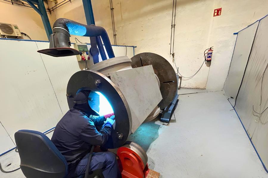 Texto alternativo: Automated MIG welding process on an industrial component