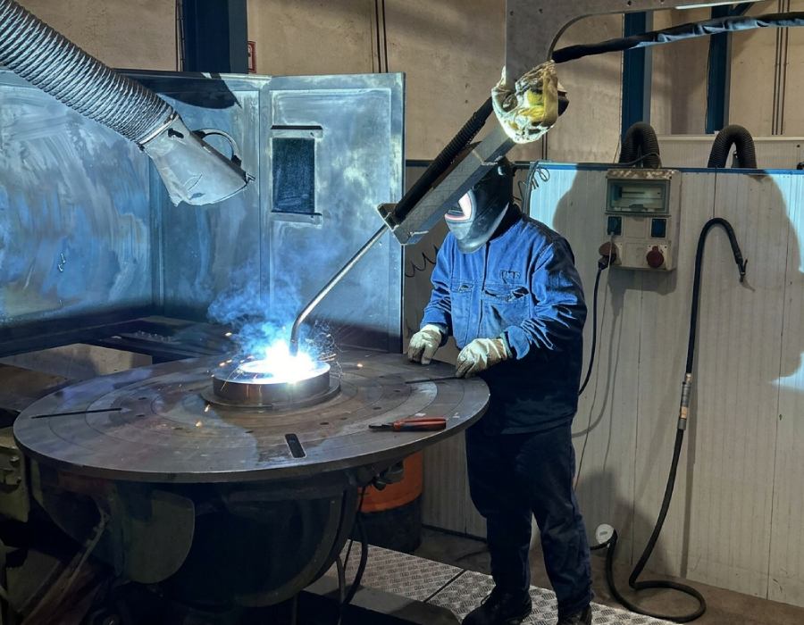 Proceso industrial de soldadura MIG automatizada en Asimer Group