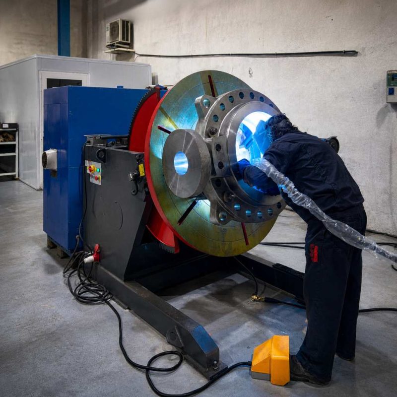 Servicio de soldadura especializada sobre componente industrial de gran tamaño en Asimer Group